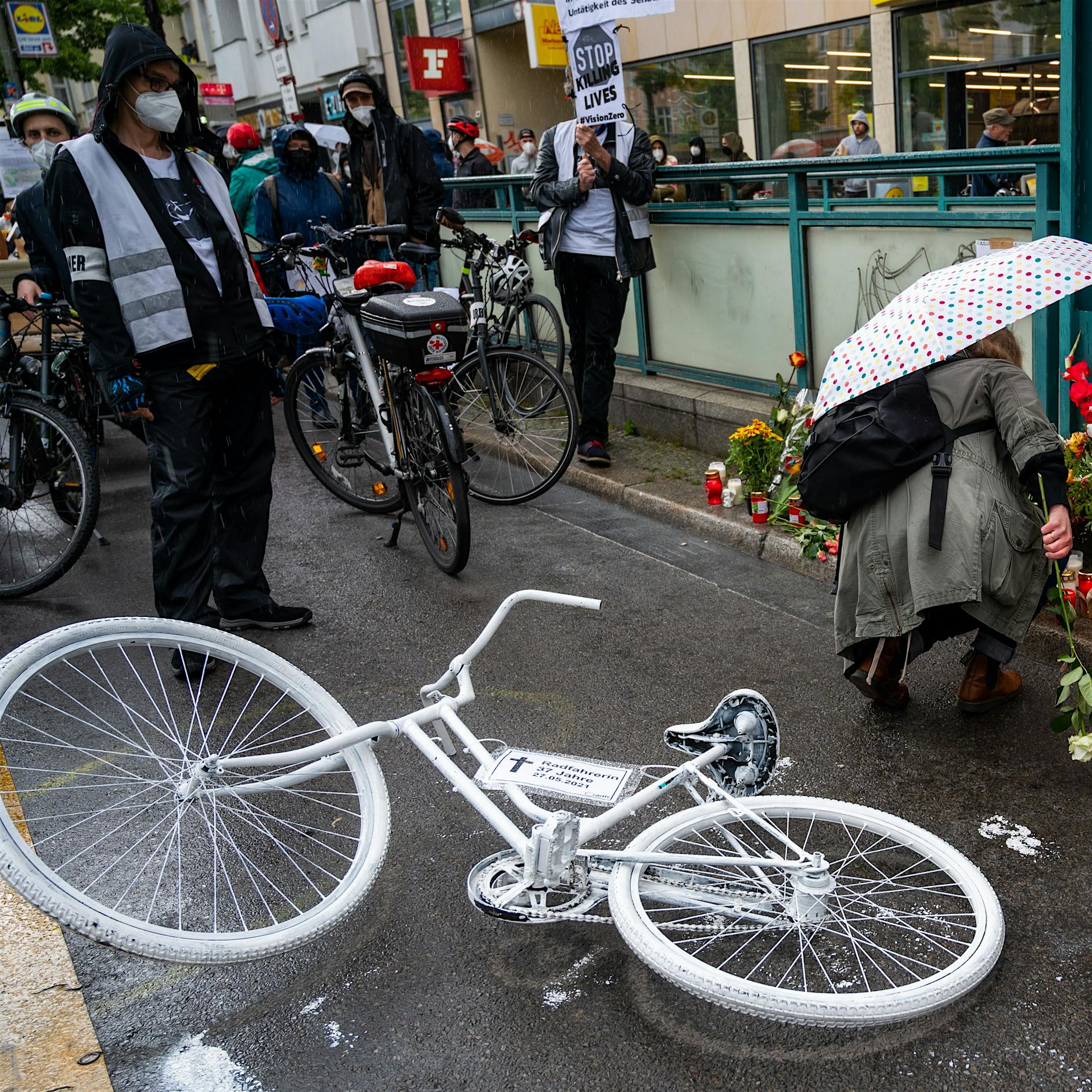 Hunderte bei Mahnwache für getötete Radfahrerin auf Frankfurter Allee