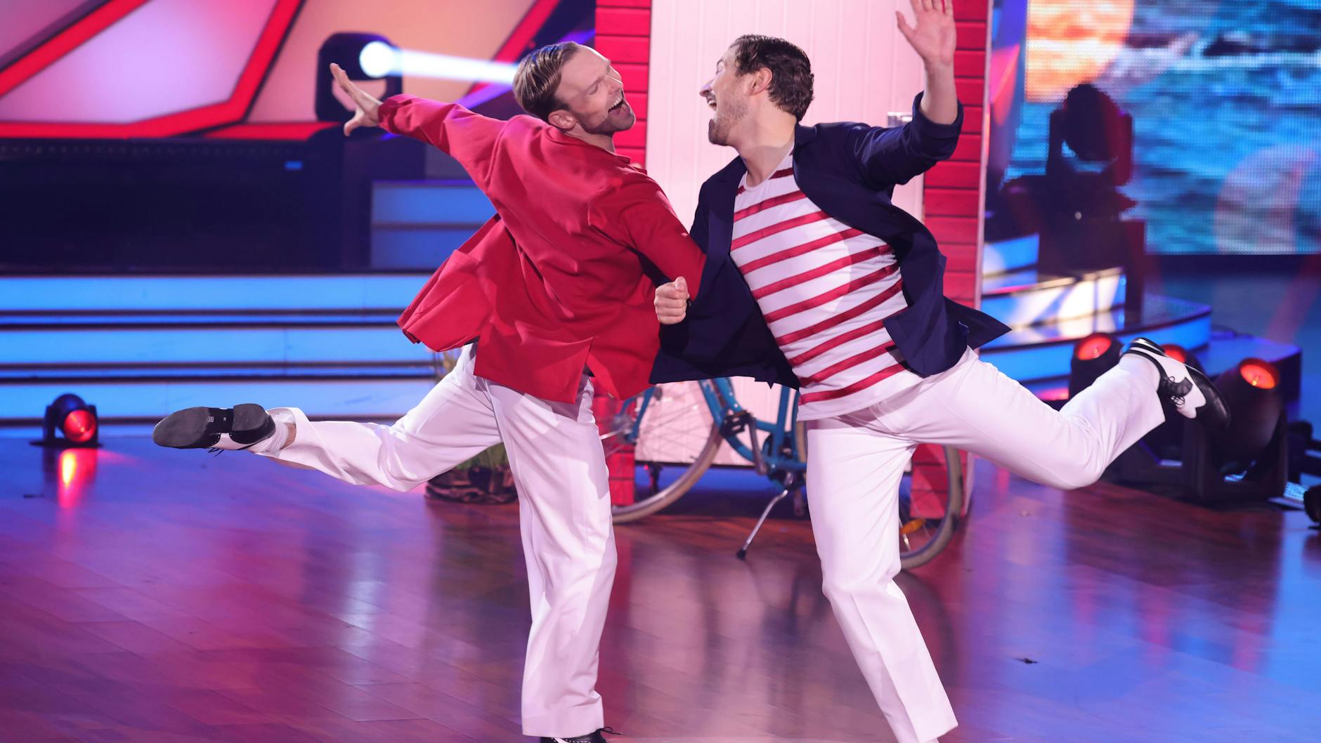 Nicolas Puschmann performt seinen Lieblingstanz, den Charleston, zusammen mit Vadim Garbuzov zu „Du hast den Farbfilm vergessen“ von Nina Hagen.