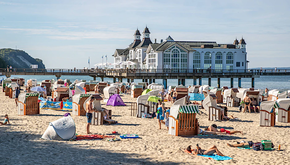 Die Strandkörbe stehen schon bereit. Auf Rügen wird es im Sommer bestimmt wieder so quirlig am Strand wie hier im August 2020.