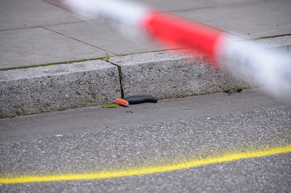 Ein offenbar beschädigtes Messer liegt in einer Spurenmarkierung am abgesperrten Tatort. Ein Mann ist am Freitag bei einem Polizeieinsatz in Hamburg-Winterhude von Beamten erschossen worden. Der Unbekannte habe zuvor Autos angehalten, beschädigt und die Fahrer mit einem Messer bedroht, sagte eine Polizeisprecherin.&nbsp;
