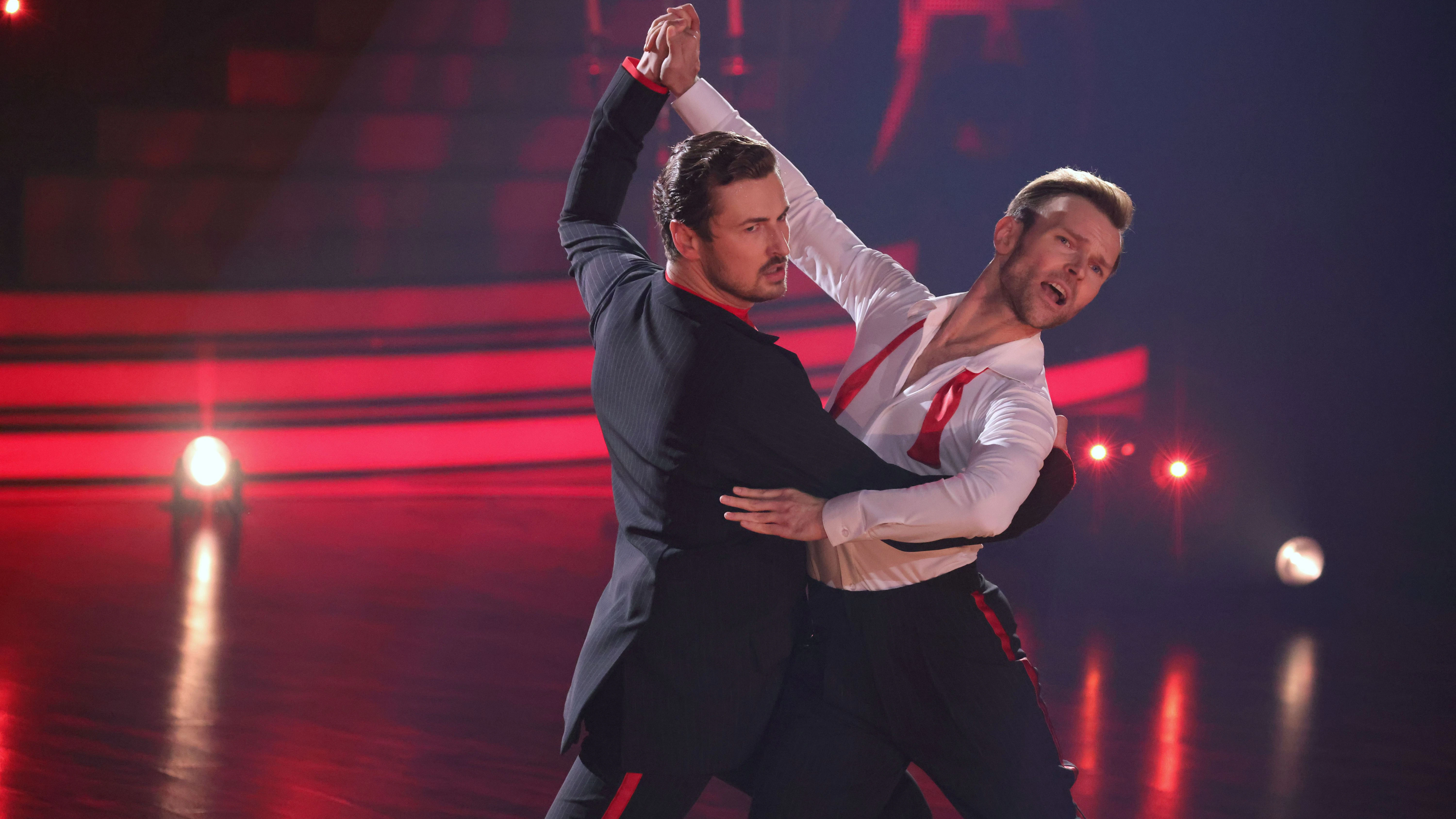 Nicolas Puschmann und Vadim Garbuzov tanzten als Jurytanz einen Tango zu „Neruda“.