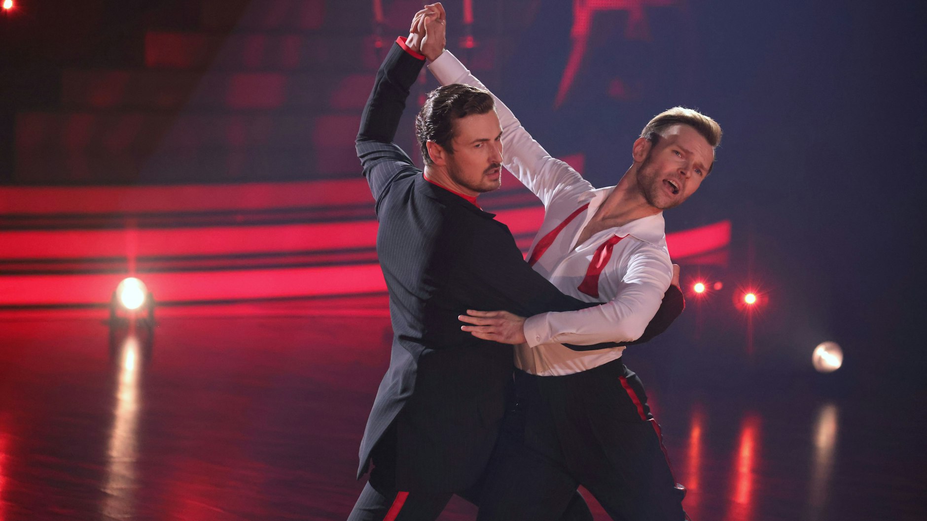 Nicolas Puschmann und Vadim Garbuzov tanzten als Jurytanz einen Tango zu „Neruda“.