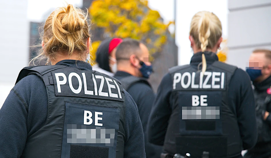 Polizeibeamte mussten am Donnerstagabend zum&nbsp;Magnus-Hirschfeld-Ufer ausrücken. Dort wurde ein Denkmal für Homosexuelle beschädigt (Symbolbild).