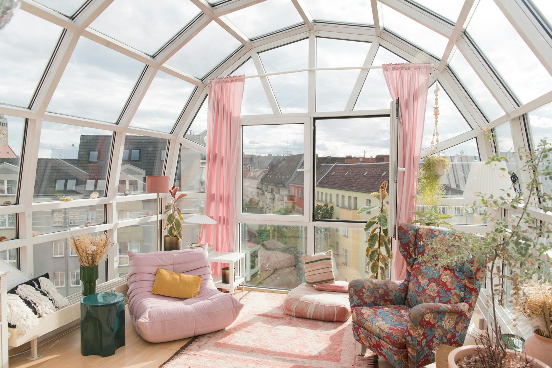 Jeder Schritt in Krutmanns Wohnzimmer gleicht einer Himmelfahrt.