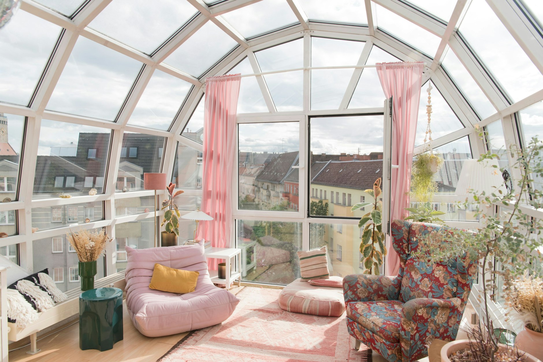 Jeder Schritt in Krutmanns Wohnzimmer gleicht einer Himmelfahrt.