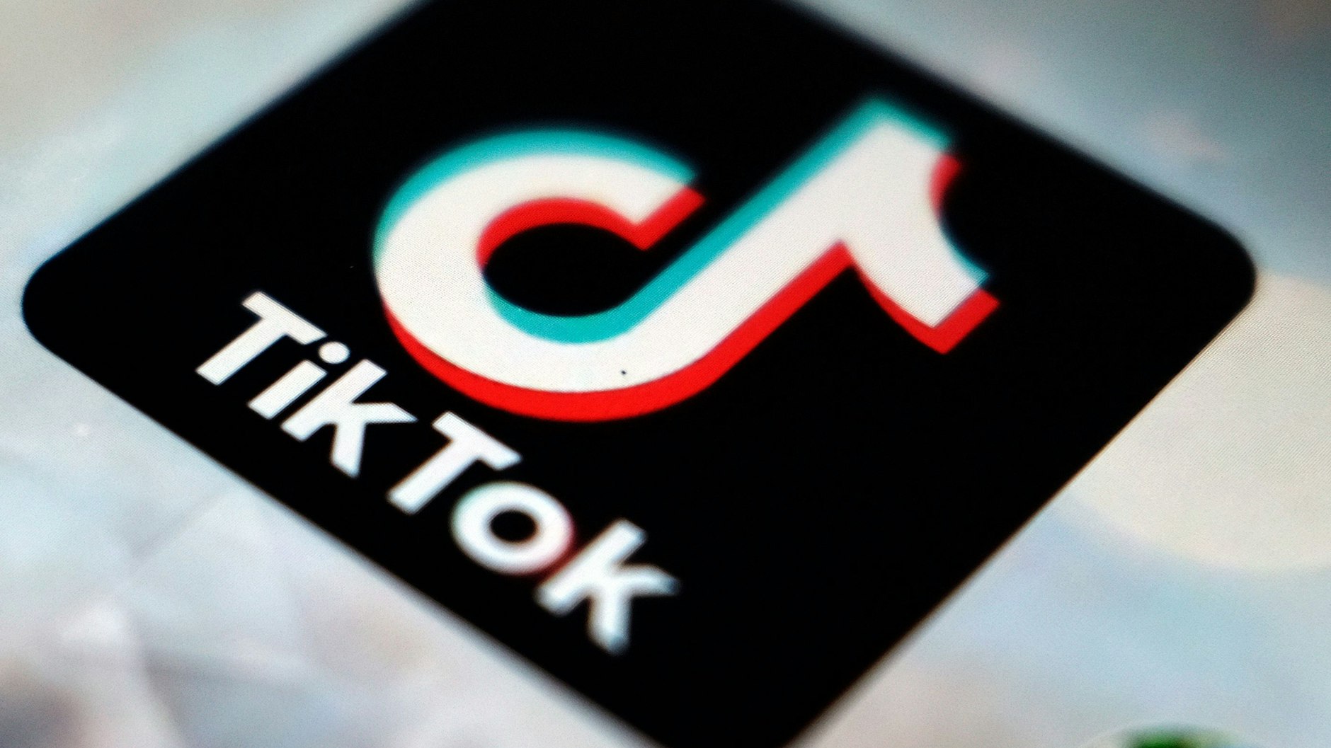 Auf der Videoplattform TikTok gibt es einen neuen Trend: Magnetkugeln auf der Zunge zu balancieren. Dies kann jedoch lebensgefährlich sein.