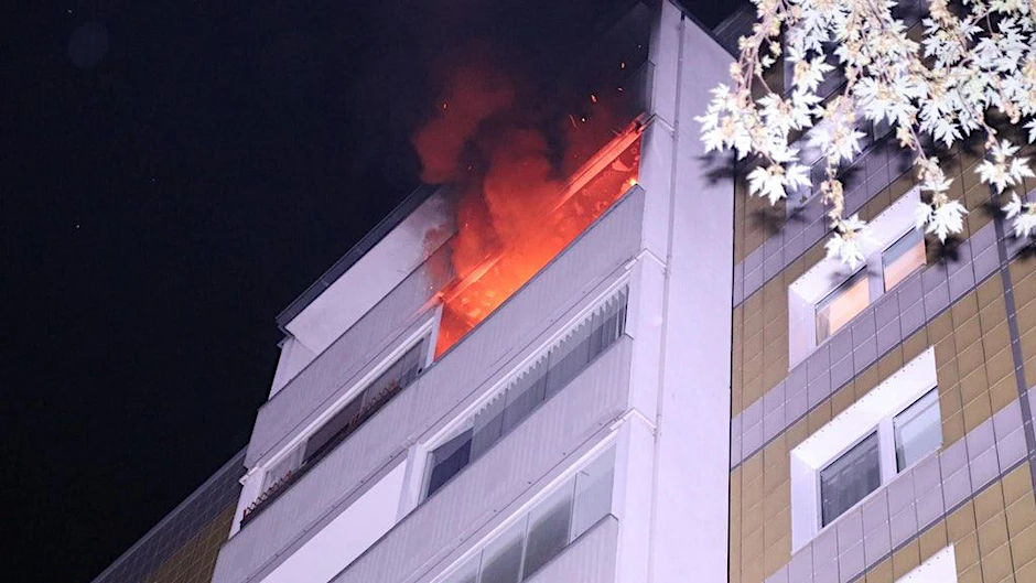 Der Balkon und Teile des Wohnzimmers einer Friedrichshainer Wohnung standen in der Nacht in Flammen.