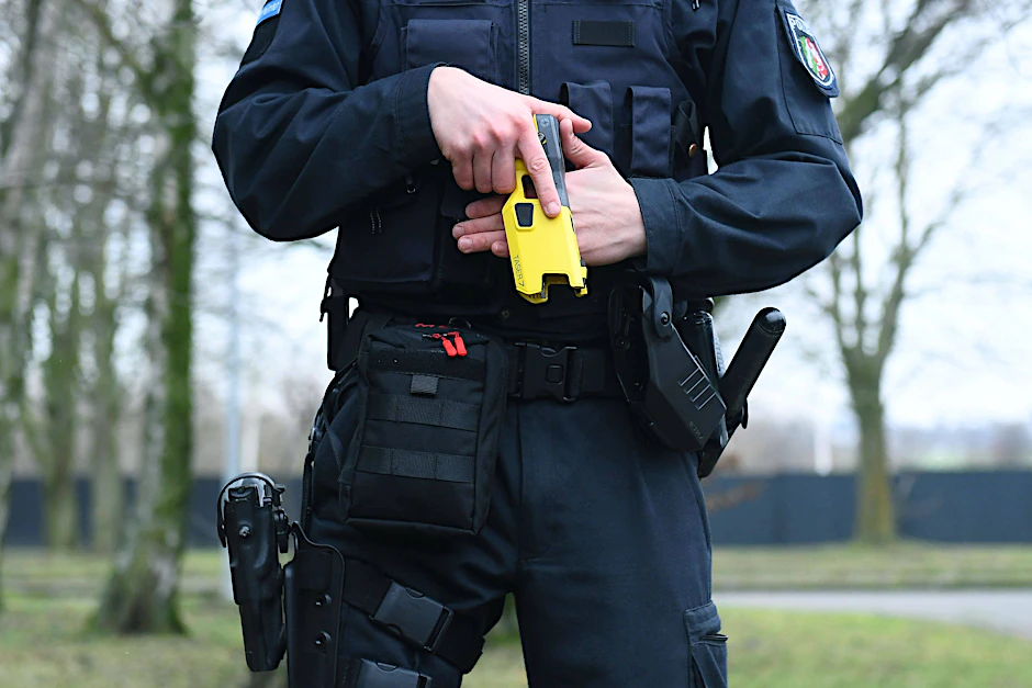 Bei der Berliner Polizei kam es zu einem Unfall mit einem Distanzelektroimpulsgerät (DEIG), genannt Taser. Die Waffe sendet nach Abschuss zweier Elektroden Stromimpulse ab.&nbsp;