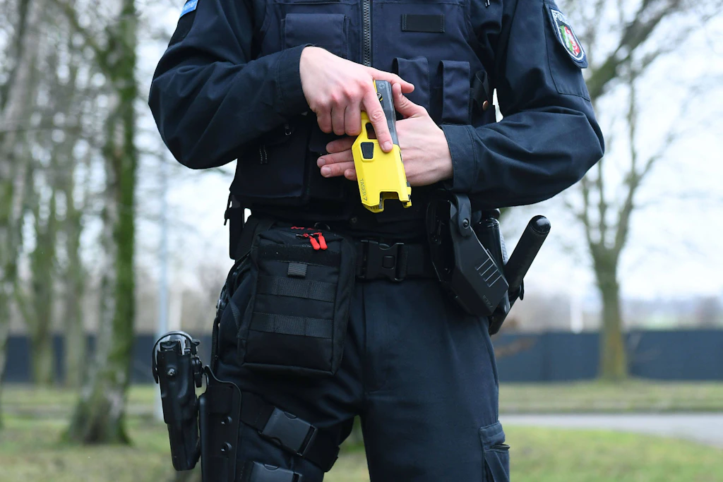 Berlin: Polizist tasert aus Versehen sich und Kollegen mit Elektroschocker