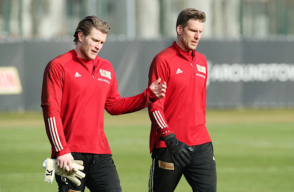 Torwart Andreas Luthe (r.) und sein Konkurrent Loris Karius unterhalten sich beim Training.