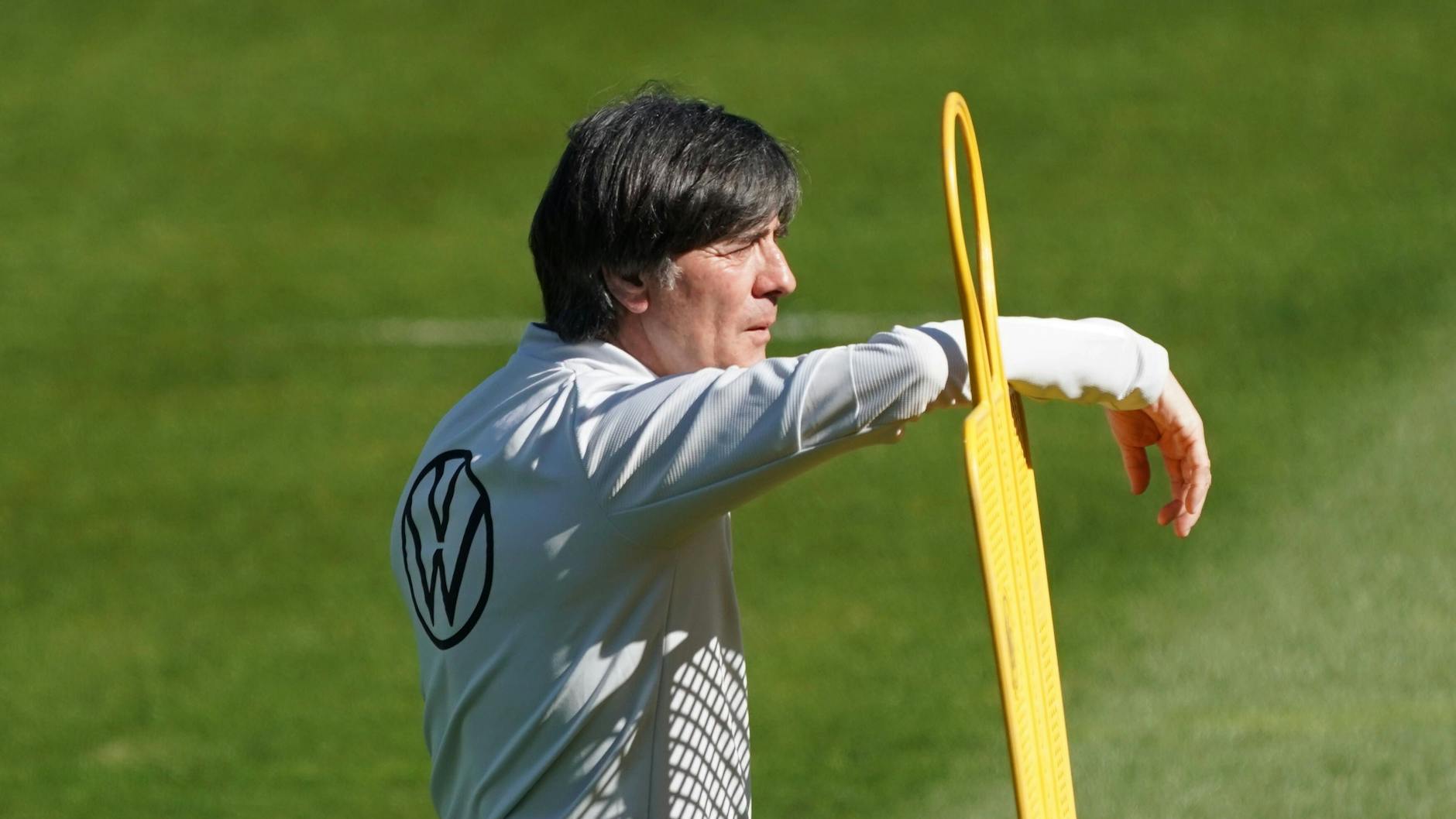 Geht mit unterschiedlichsten Personalproblemen in die Vorbereitung auf die EM: Bundestrainer Joachim Löw.