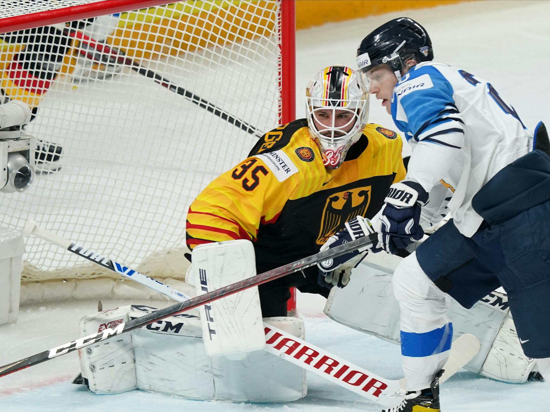 Immer wieder im Mittelpunkt: DEB-Keeper Mathias Niederberger.