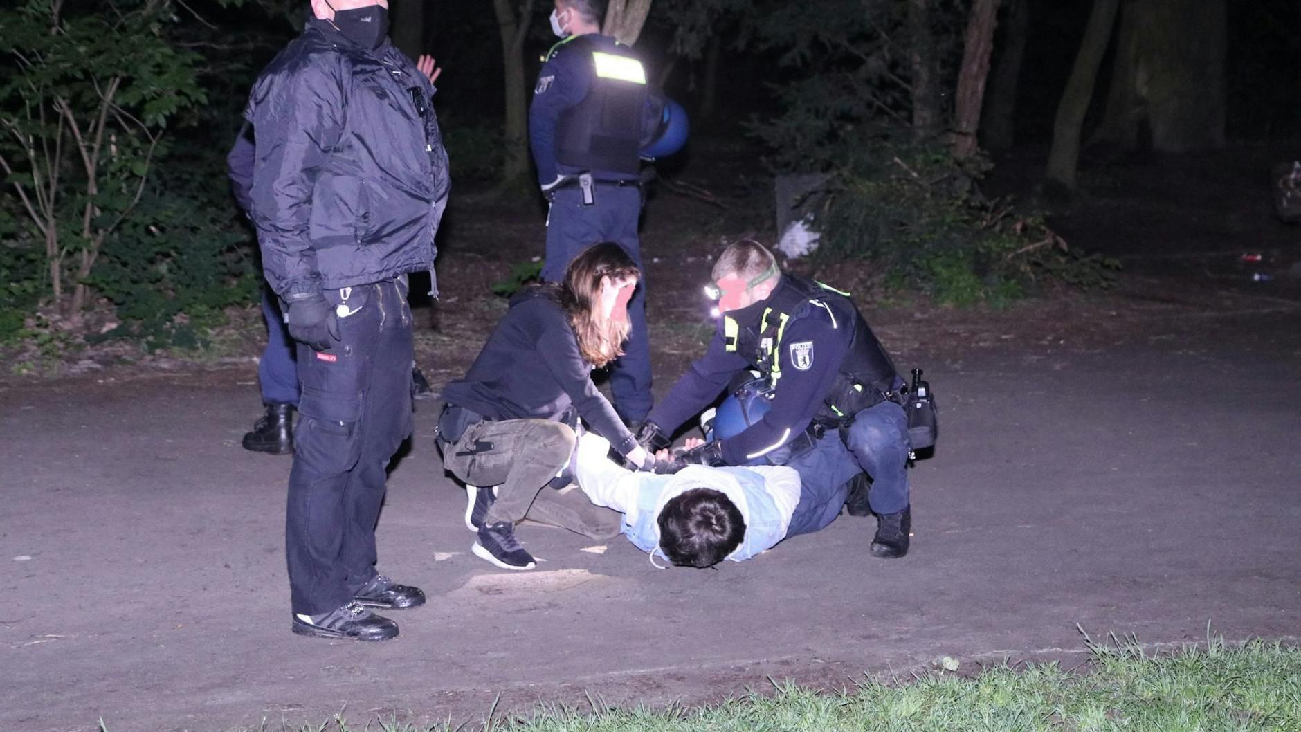 Die Polizei Berlin hat in der Nacht zu Samstag im Volkspark Hasenheide in Neukölln zwei Corona-Partys aufgelöst. Es kam zu einer Festnahme.