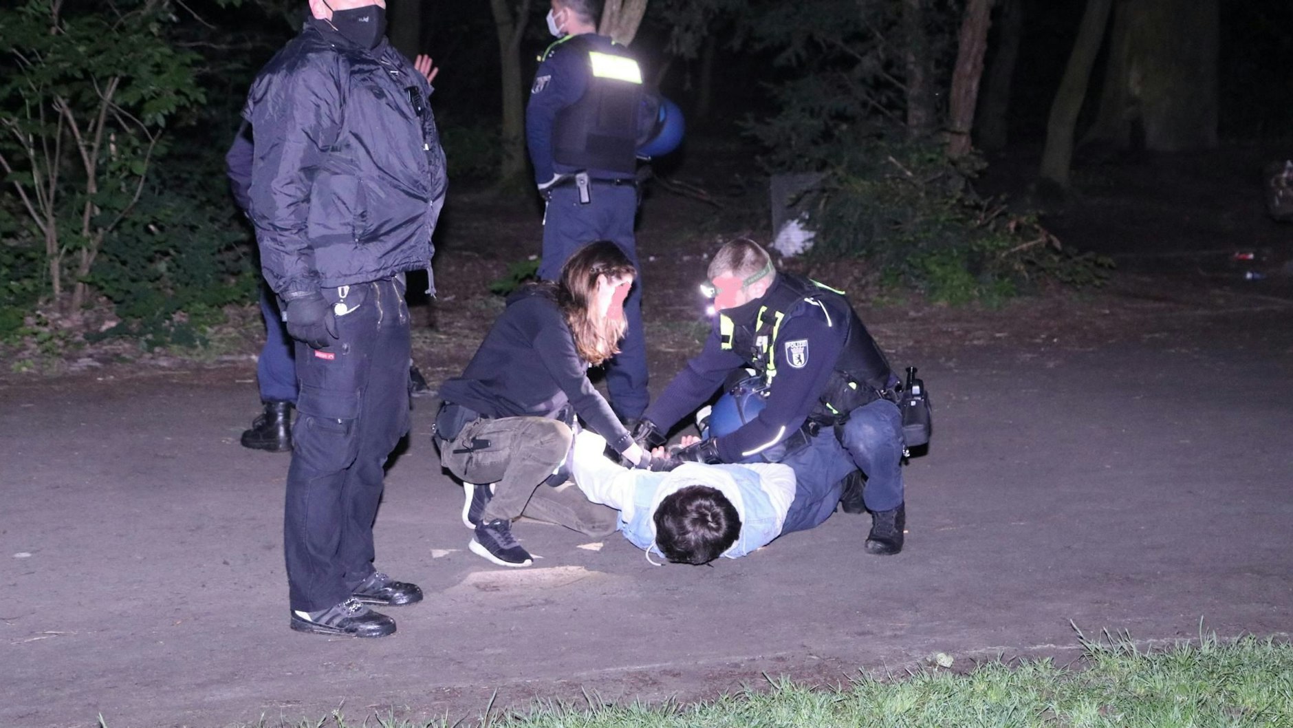 Die Polizei Berlin hat in der Nacht zu Samstag im Volkspark Hasenheide in Neukölln zwei Corona-Partys aufgelöst. Es kam zu einer Festnahme.