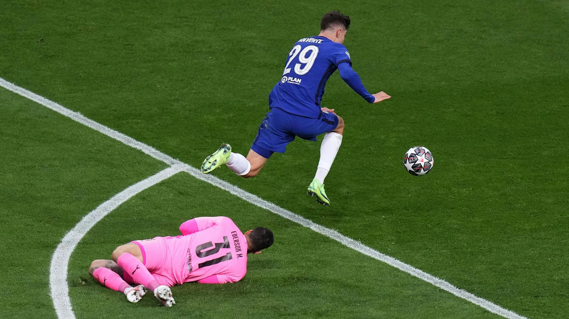 Havertz umkurvt Ederson und trifft zum 1:0.