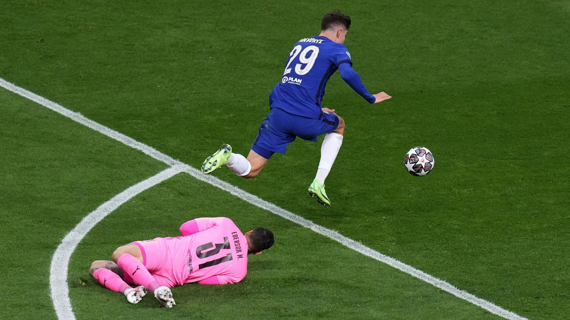 Havertz umkurvt Ederson und trifft zum 1:0.