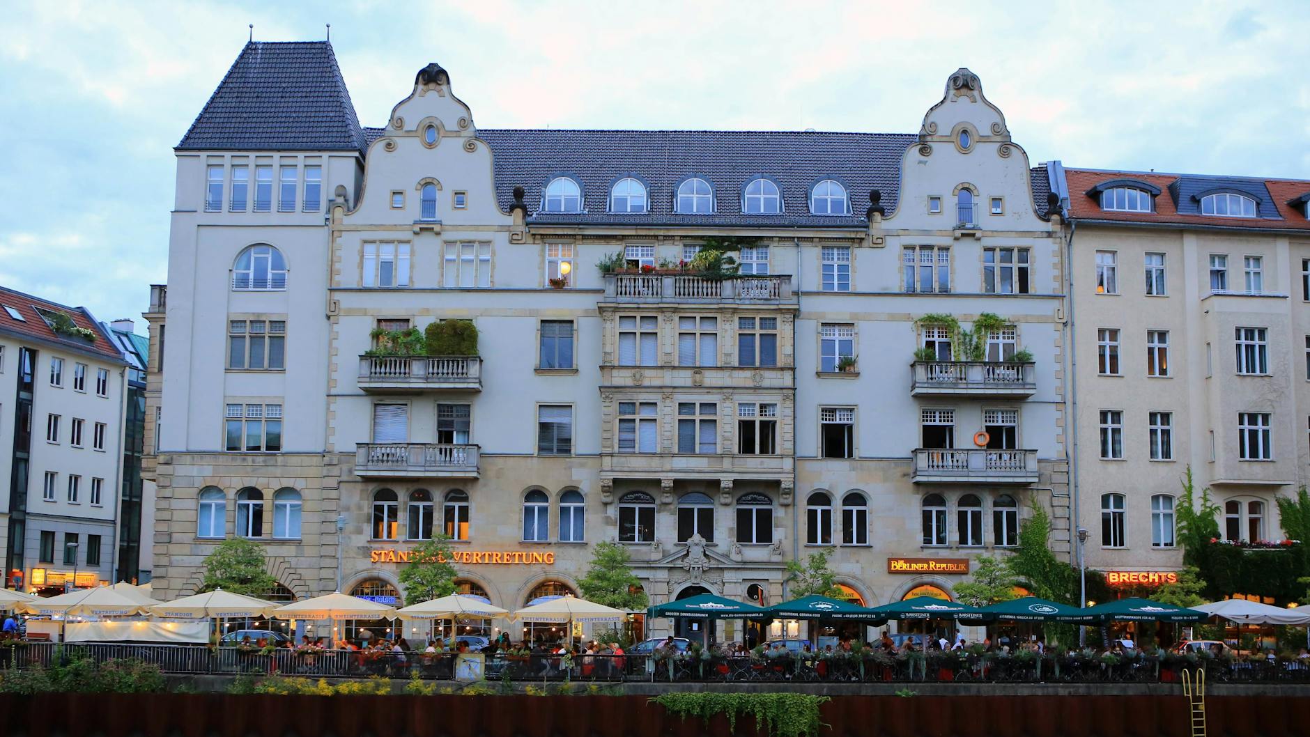 Die Ständige Vertretung in Mitte öffnet ab Samstag auch die Innengastronomie.