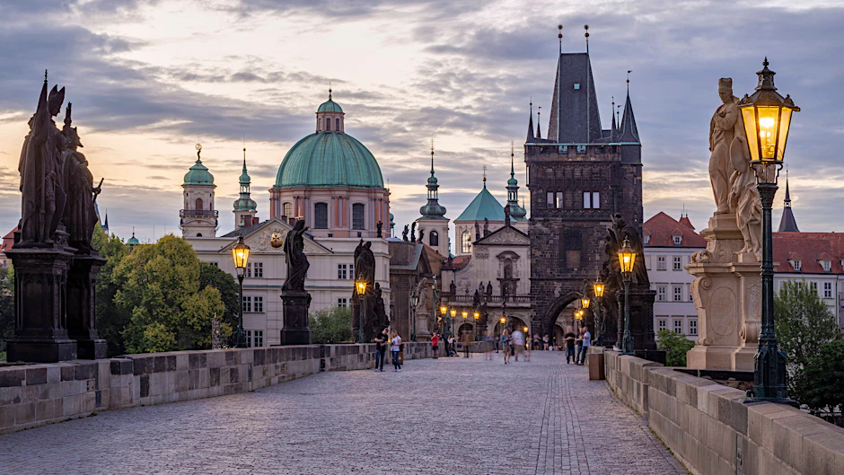 Prag ist ein beliebtes Reiseziel für Touristen aus Deutschland. Liegt ihre erste Impfung gegen das Coronavirus drei Wochen zurück, dürfen sie ab Dienstag wieder einreisen.