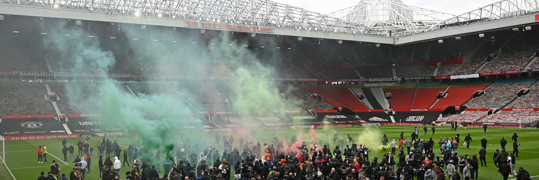 Wütende Proteste im Stadion Old Trafford. Auch vor dem Teamhotel von Manchester United hatten sich wütende Anhänger der Red Devils versammelt.