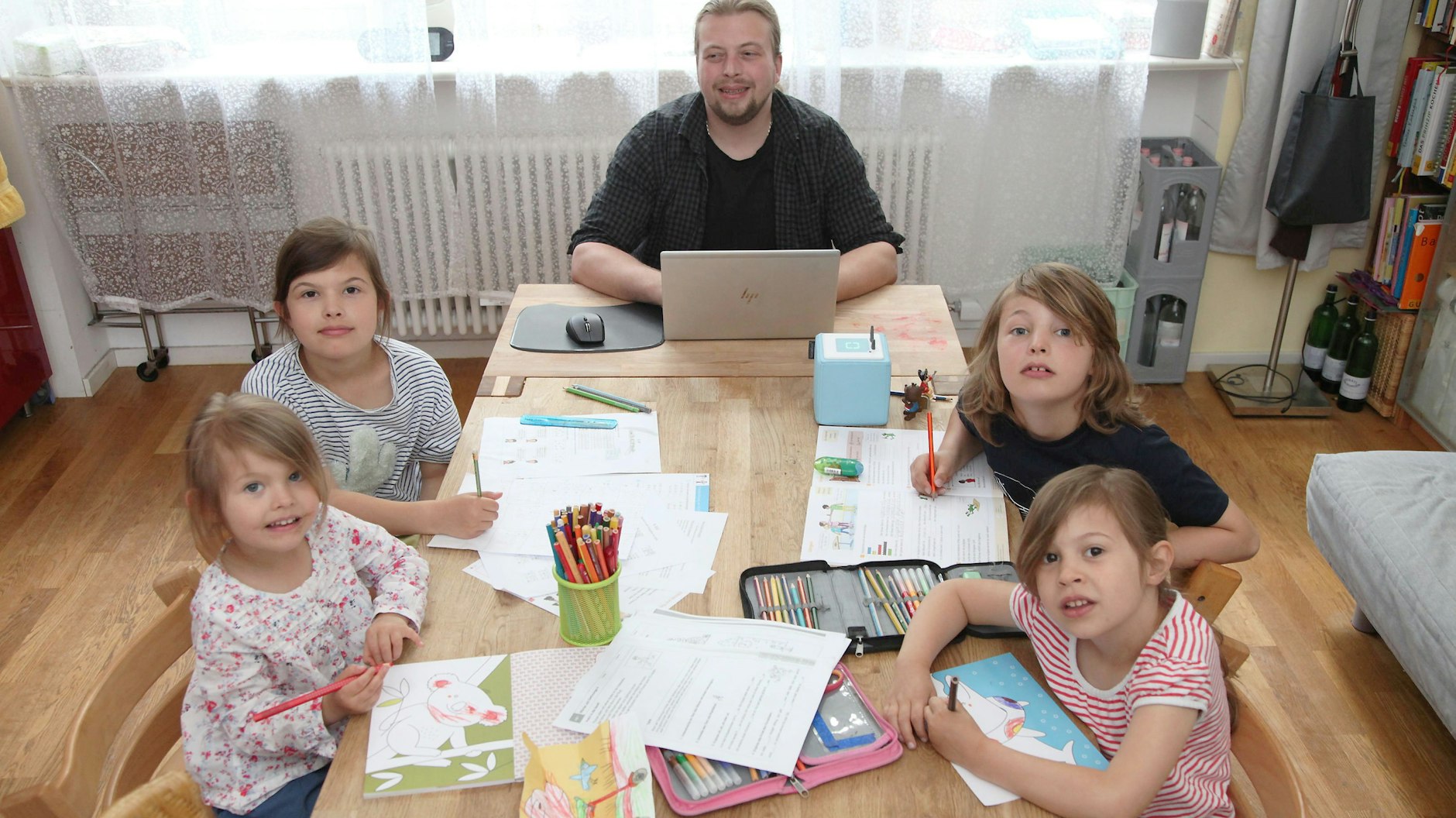 Nico Wittlief vor einem Jahr in seiner Wohnung. Per Laptop überwachte er am Küchentisch die Anlagen des Blockheizkraftwerkes Adlershof – und kümmert sich nebenbei um seine vier Kinder.<br>