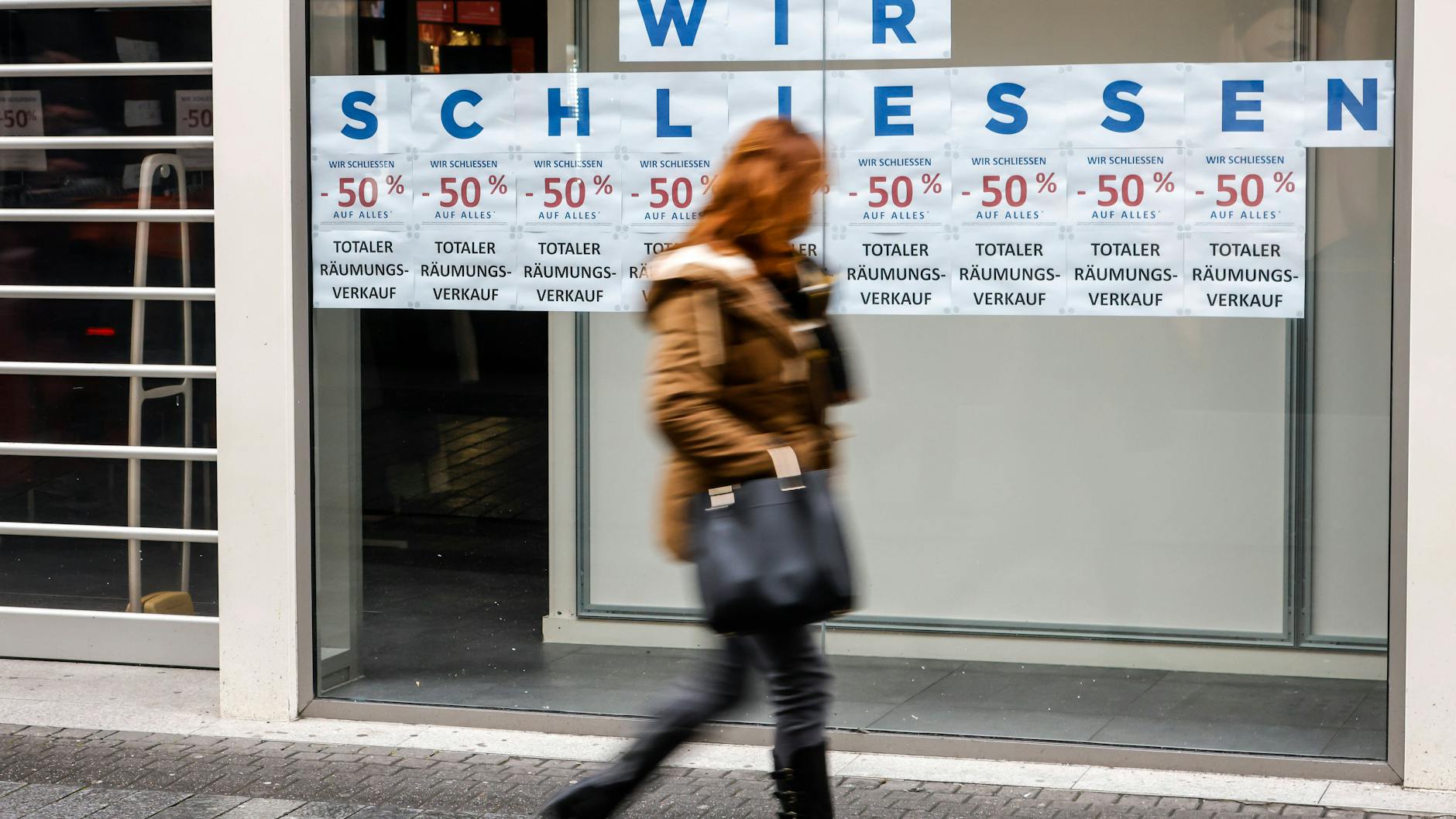 Ein Geschäft muss aufgrund des Lockdowns schließen. Dieses Schicksal betrifft immer mehr Ladeninhaber. 