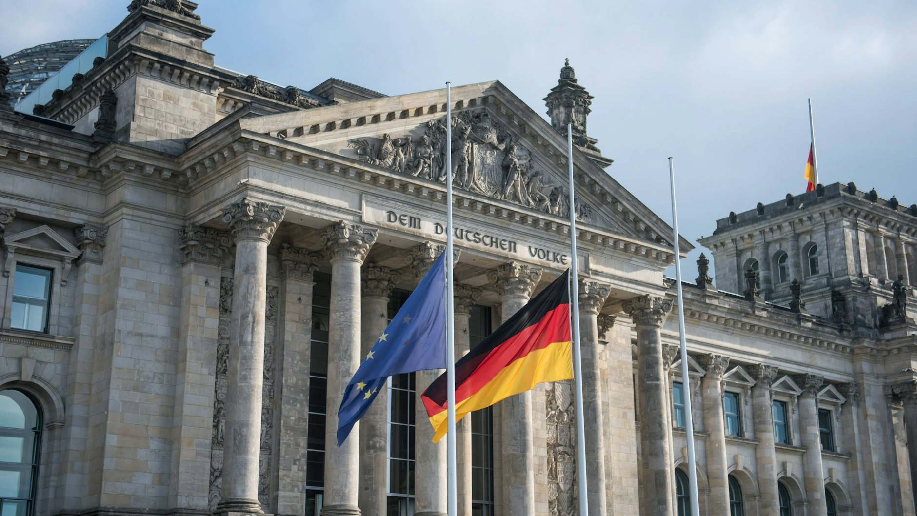 Fahnen auf halbmast am 27. Januar: Der Bundestag erinnerte am Jahrestag der Befreiung des Konzentrations- und Vernichtungslagers Auschwitz an die Opfer des Nationalsozialismus.