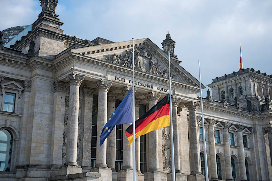 Fahnen auf halbmast am 27. Januar: Der Bundestag erinnerte am Jahrestag der Befreiung des Konzentrations- und Vernichtungslagers Auschwitz an die Opfer des Nationalsozialismus.