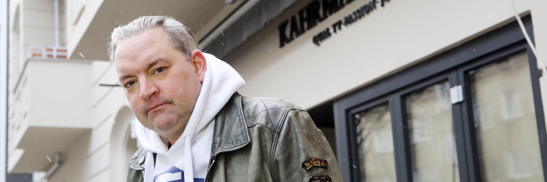 Der Berliner Schauspieler Christian Kahrmann vor seinem inzwischen geschlossenem Café im Januar 2021.&nbsp;