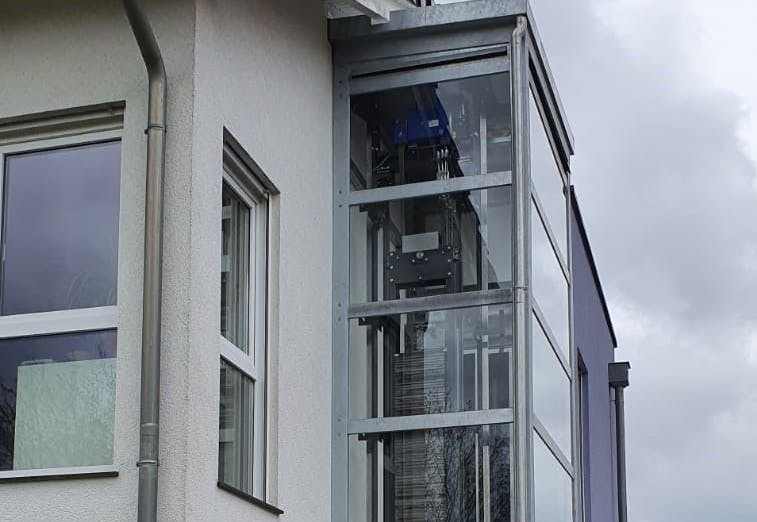 So sieht der behindertengerechte Aufzug aus Glas von außen aus. 