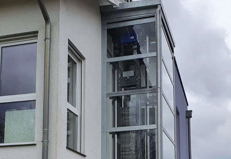 So sieht der behindertengerechte Aufzug aus Glas von außen aus.&nbsp;