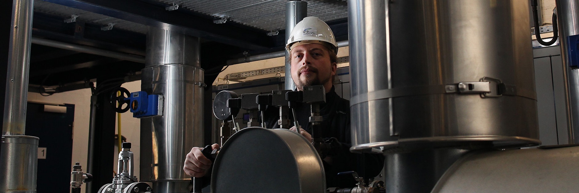 Nico Wittlief an der Kesselanlage im BTB-Heizkraftwerk Adlershof. Nur für das Foto hat er die FFP2-Maske abgenommen, die er sonst bei seinen Kontrollgängen tragen muss.