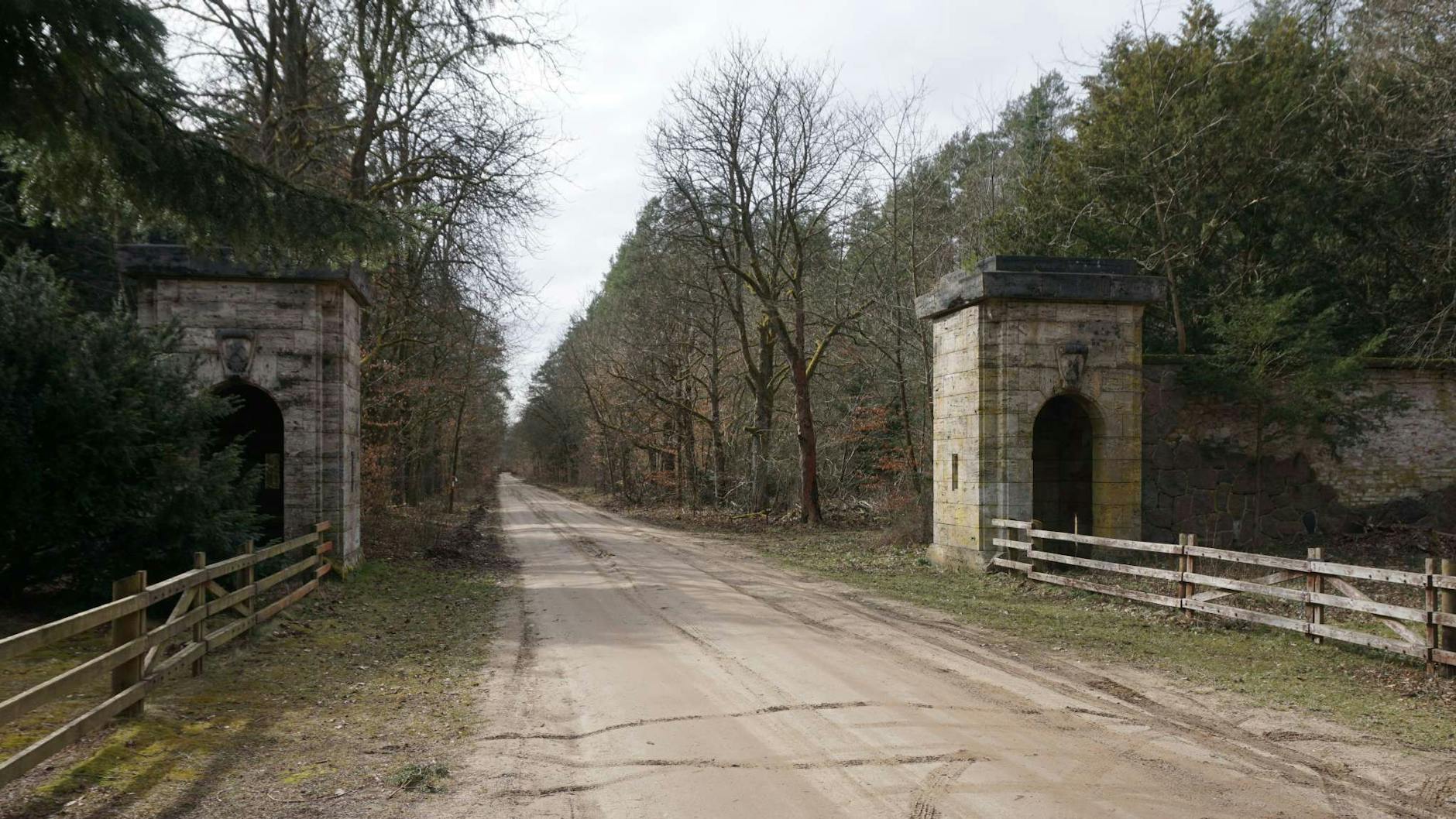 Die beiden Postenhäuschen stehen an der ehemaligen Zufahrt zu Carinhall. Auch zwei Wohnhäuser für die Wachmannschaften sind erhalten geblieben.