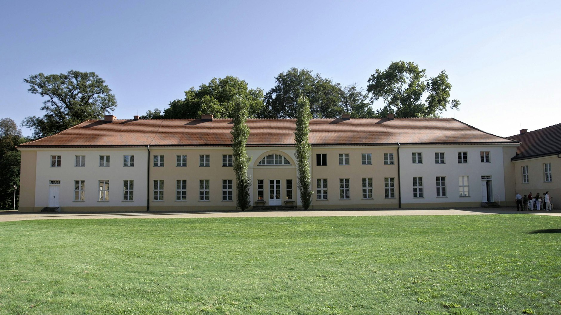 Die Hofseite des Schlosses in einer aktuellen Aufnahme. Nach der Wende wurde das verfallene Schloss wieder sorgsam in Stand gesetzt.