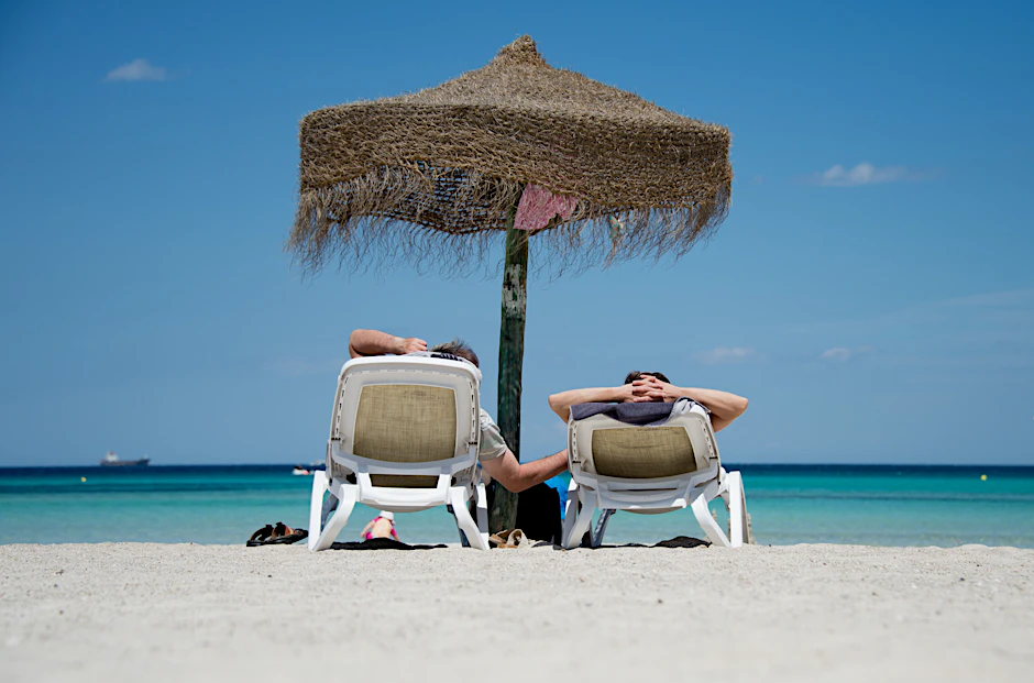 Deutsche Urlauber liegen am Strand an der Platja de Muro im Norden der Mittelmeerinsel Mallorca.&nbsp;
