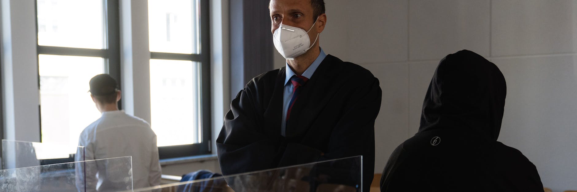 Die Angeklagten drehen dem Fotografen im Gerichtssaal den Rücken zu.