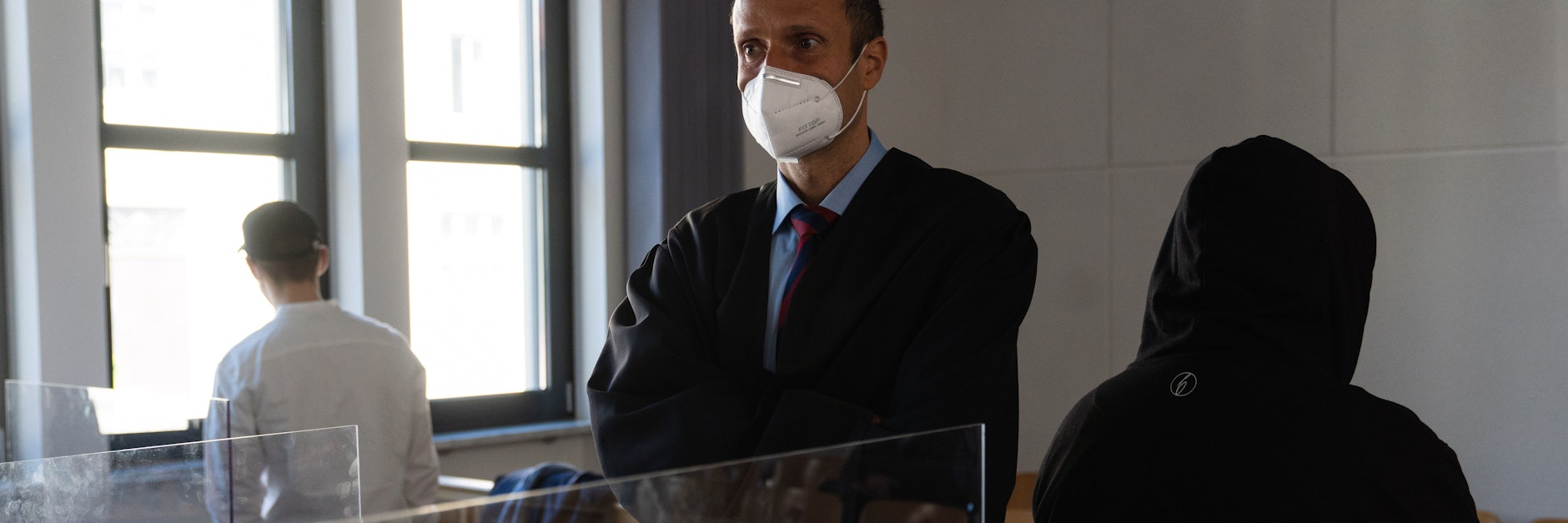 Die Angeklagten drehen dem Fotografen im Gerichtssaal den Rücken zu.