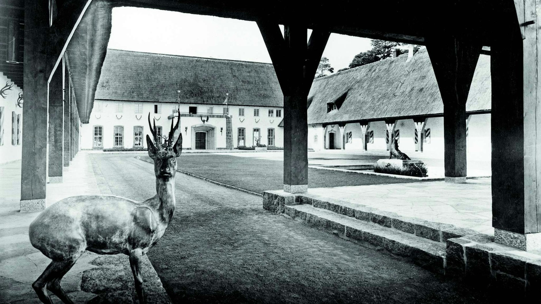In mehreren Bauetappen ließ Göring Carinhall errichten. Aus einem Landhaus im Stil einer schwedischen Jagdhütte erwuchs ein gewaltiges Anwesen – hier der Innenhof mit Blick zum Hauptportal.