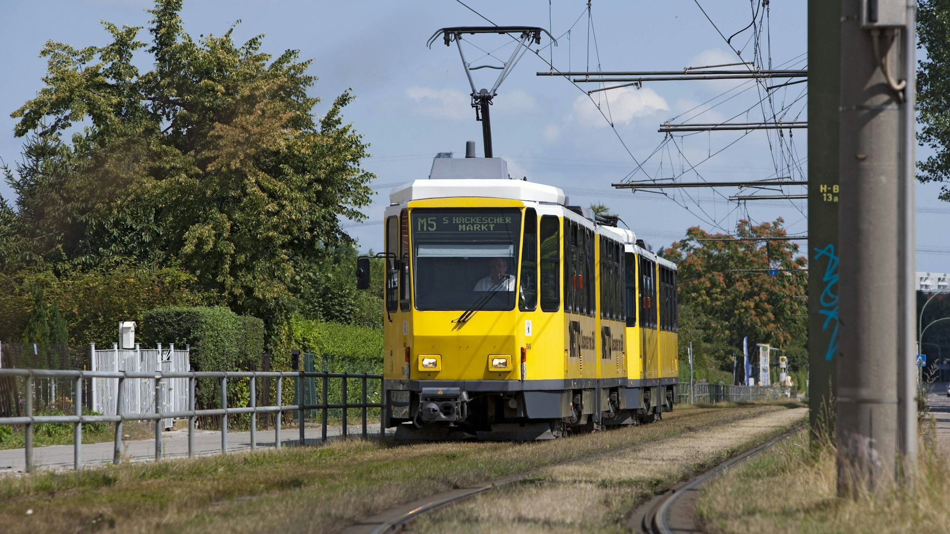 Unterwegs in Berlin: eine Tatra-Straßenbahn der Linie M5 in Hohenschönhausen.