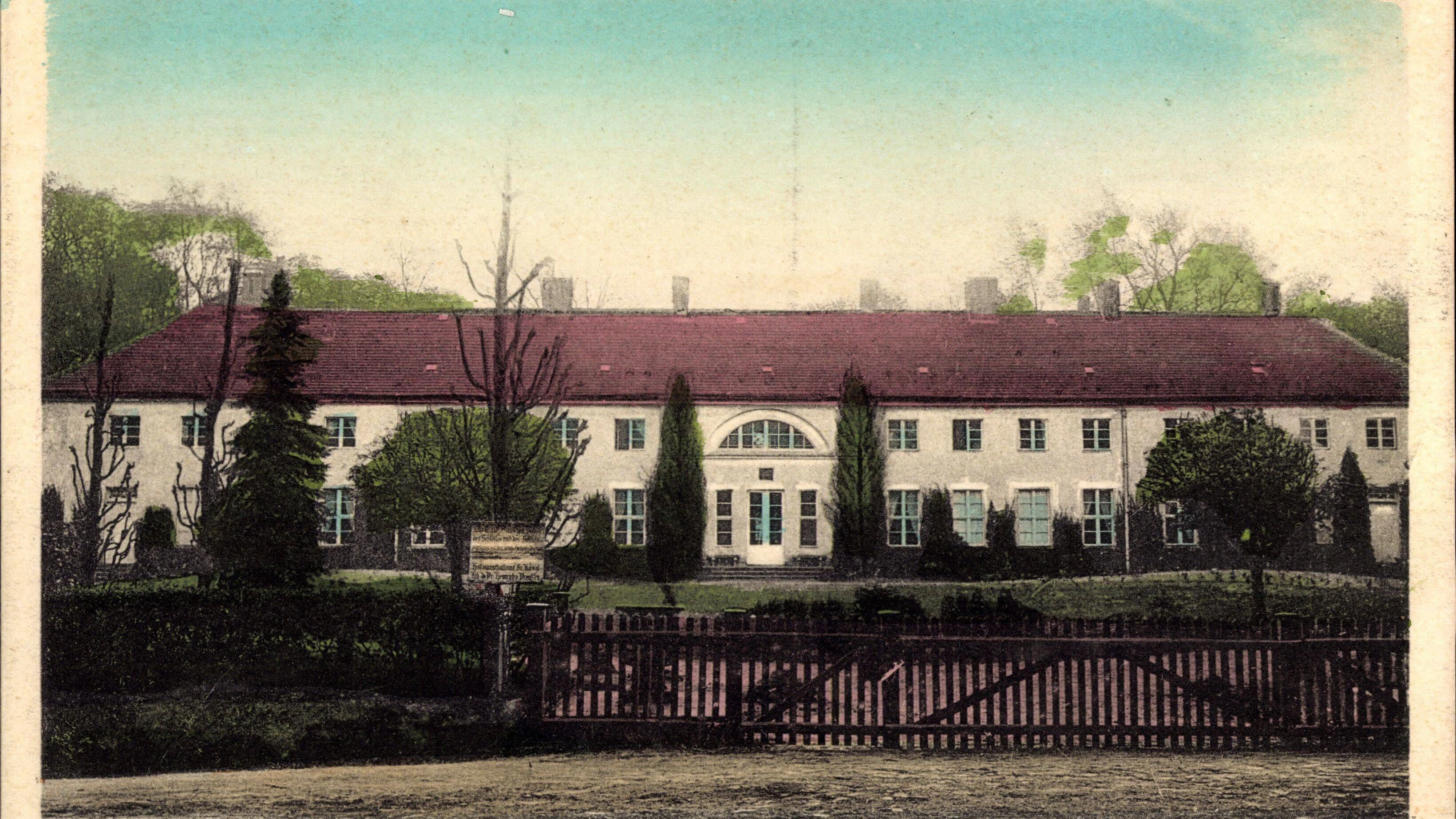Die Hauptfront des Schlosses, aufgenommen ca. 1925.