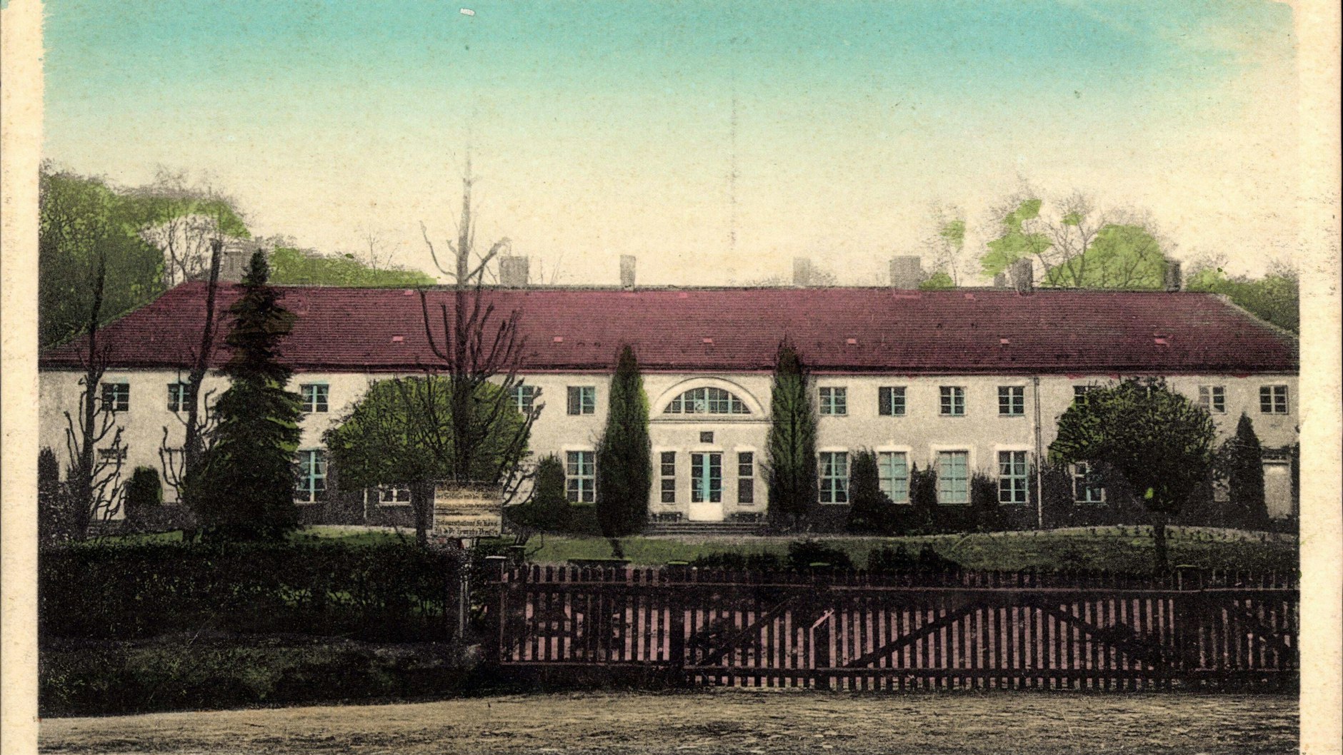 Die Hauptfront des Schlosses, aufgenommen ca. 1925.