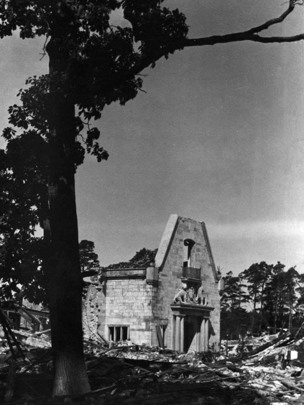 Von Carinhall ist wenig geblieben. Selbst die Ruine des Portals vom Innenhof, fotografiert 1948, gibt es längst nicht mehr. Befürchtungen, dass der Ort ein Wallfahrtsort für Neonazis werden könnte, haben sich nicht erfüllt.