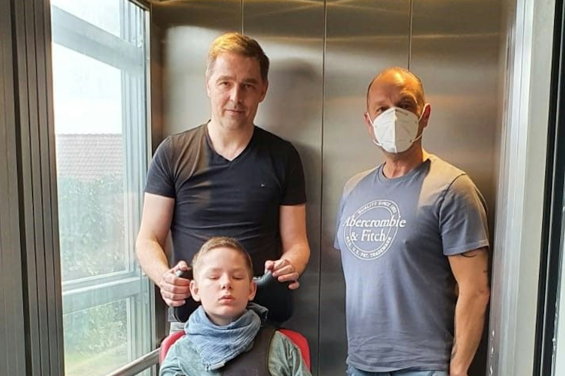 Oskar, sein Vater Norbert B. (li.) und Andreas Landgraf vom Verein Kolibri im neuen Fahrstuhl.