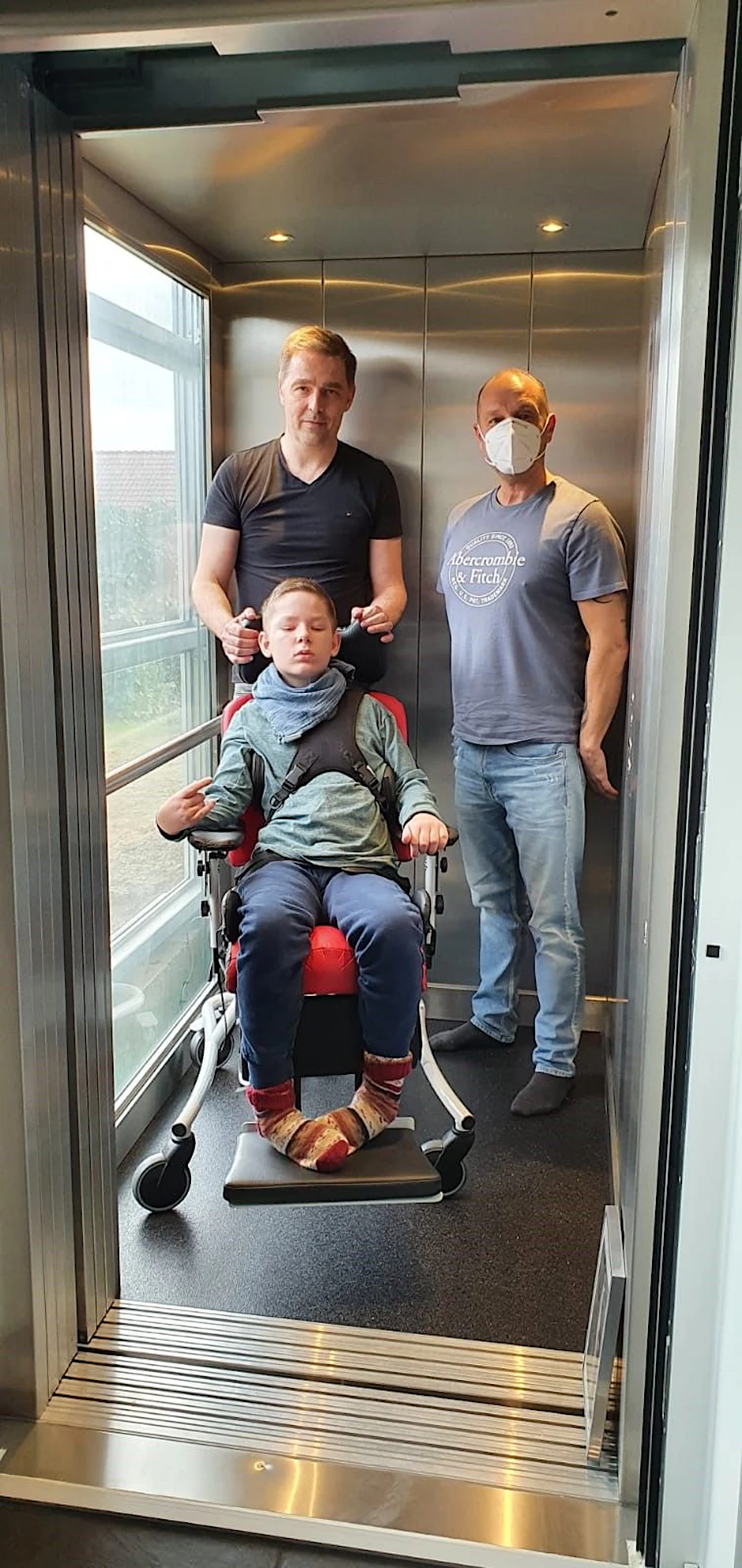 Oskar, sein Vater Norbert B. (li.) und Andreas Landgraf vom Verein Kolibri im neuen Fahrstuhl.