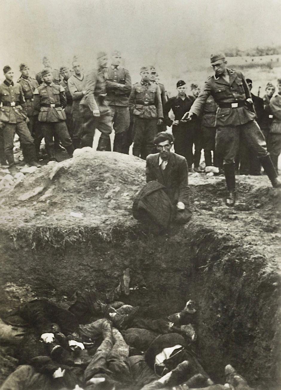 Exekution eines jüdischen, russischen Mannes durch die SS im Jahr 1942 in der Nähe der ukrainischen Stadt Winnyzja. Das Foto wurde im Album eines deutschen Soldaten gefunden.