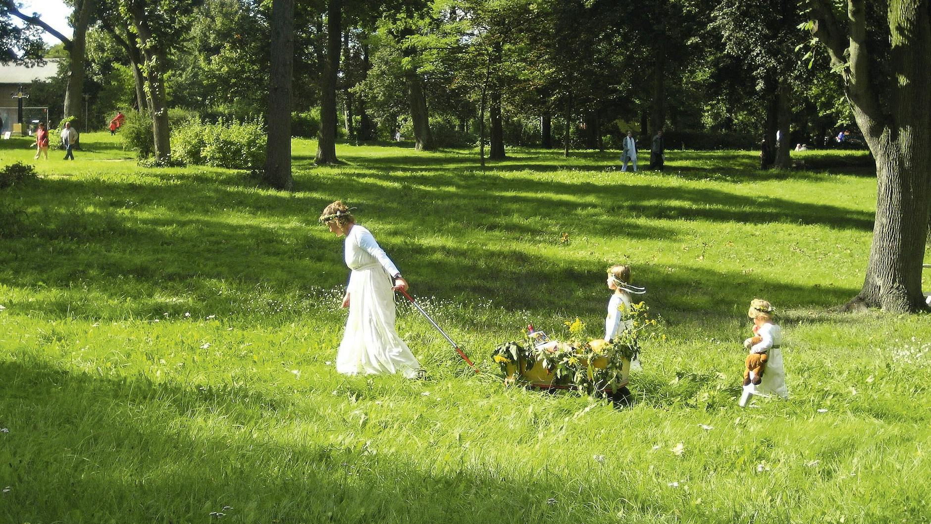 Luise machte das Erntedankfest auf Paretz zur Tradition und mischte sich unters Volk. Fontane schrieb: „Mit dem Erscheinen der gnädigen Frau von Paretz begann der Tanz.“ Erntedank wird noch heute gefeiert. Frauen tragen dann gern die weißen Kleider, die Luise so liebte.