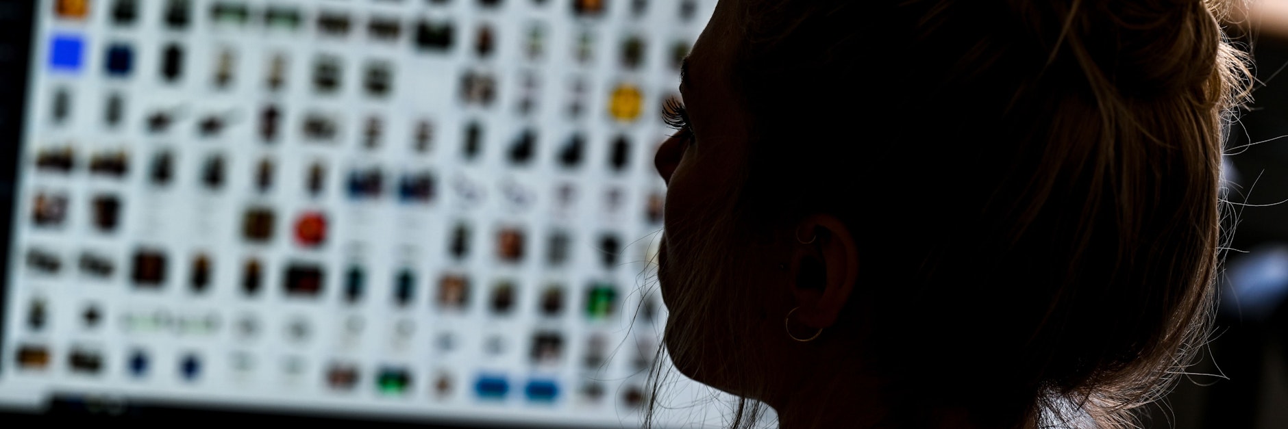 Ermittlerin der Polizei vor einem Auswertungscomputer.&nbsp;