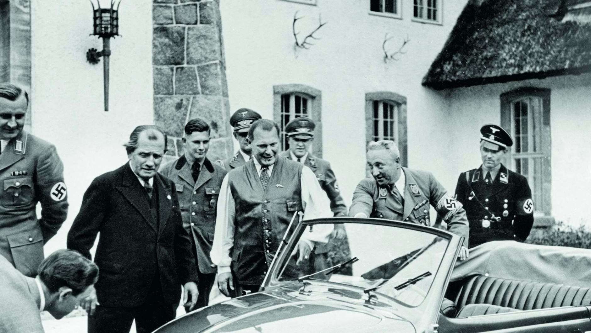 Auf Carinhall widmete sich Hermann Göring (Bildmitte) nicht nur der Jagd. Hier empfing er auch Größen aus Politik und Wirtschaft, wie Ferdinand Porsche (links, im Anzug), der ihm 1939 den neuen KdF-Wagen mit Faltdach vorführte.