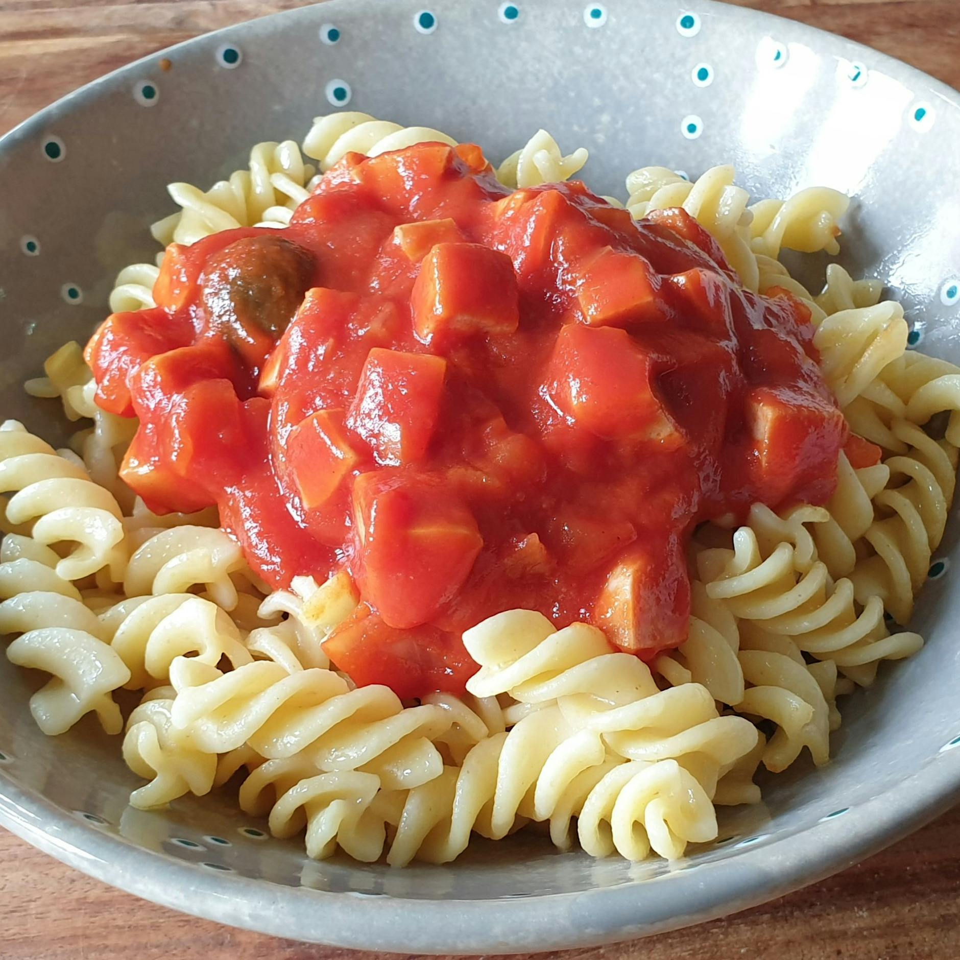 Wie wärs mal wieder mit Wurstgulasch? Wir haben das echte DDR-Rezept!