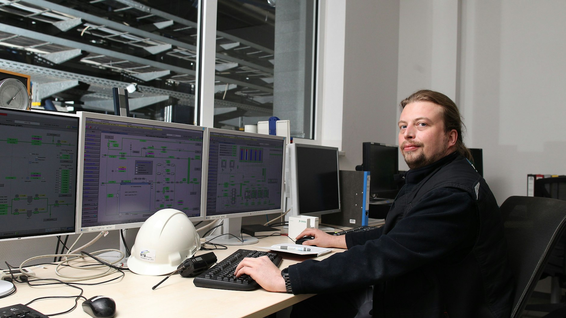 Zurück in seinem Revier: Nico Wittlief kontrolliert in der Schaltzentrale die Kraftwerksanlage, hinter dem Fenster befindet sich der Kessel-und-Turbinen-Raum.