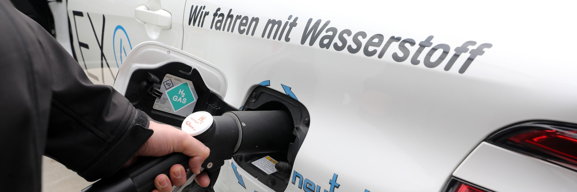 Das Betanken eines Brennstoffzellen-Autos funktioniert wie beim Diesel oder Benziner. Allerdings mangelt es an entsprechenden Tankstellen.